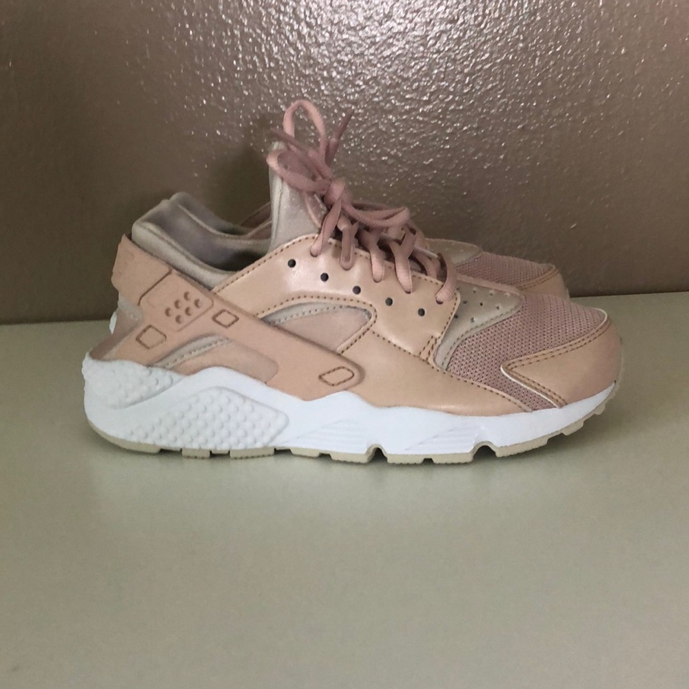 Woman’s Nike Air Huarache Run shoes NEW